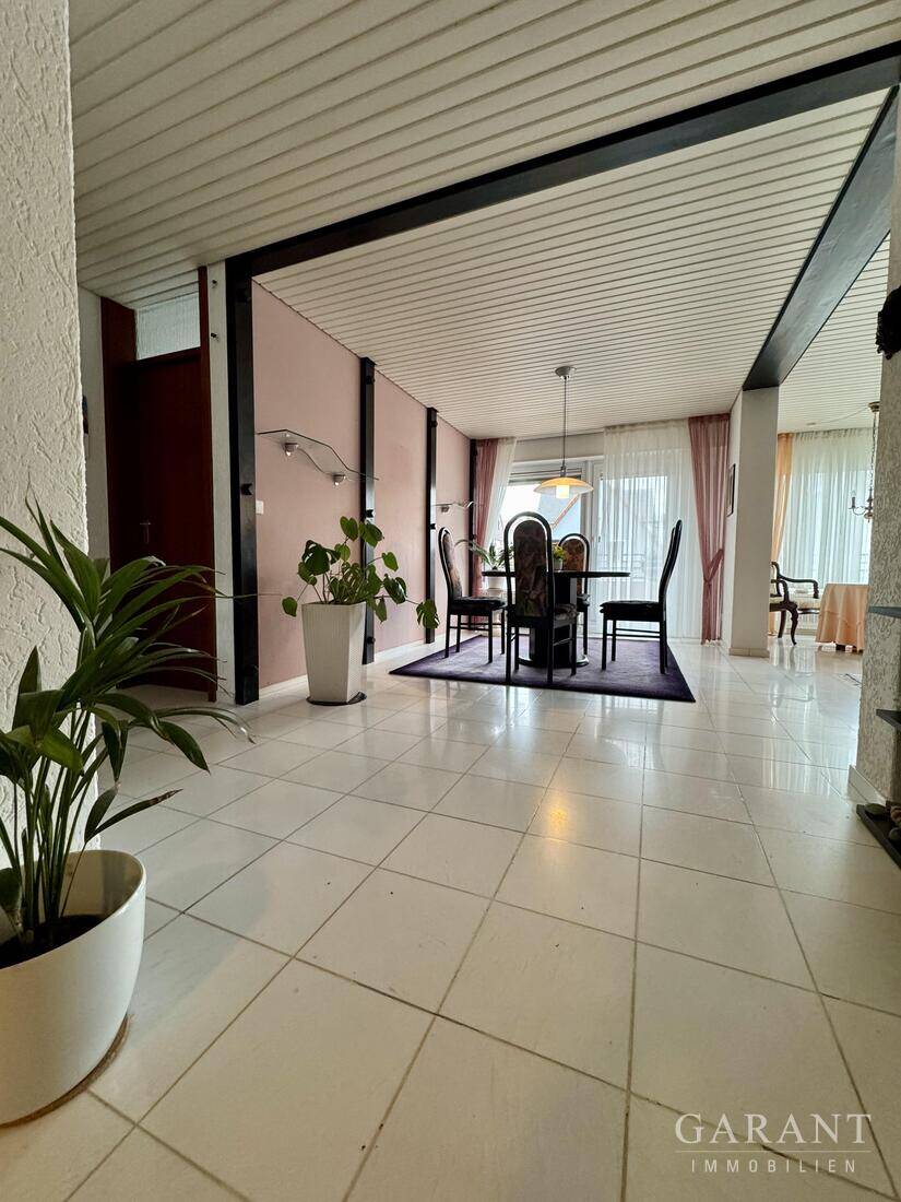 Leerstehende 4,5 Zimmer-Wohnung mit großem Südbalkon bietet viel Raum und Licht, 70806 Kornwestheim