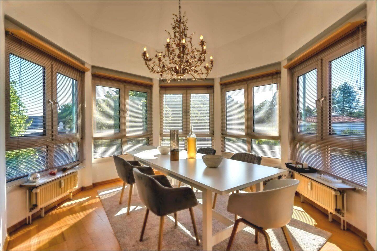 Effiziente Wohnung mit Kamin, Loggia, Balkon & Tiefgaragen-Stellplatz