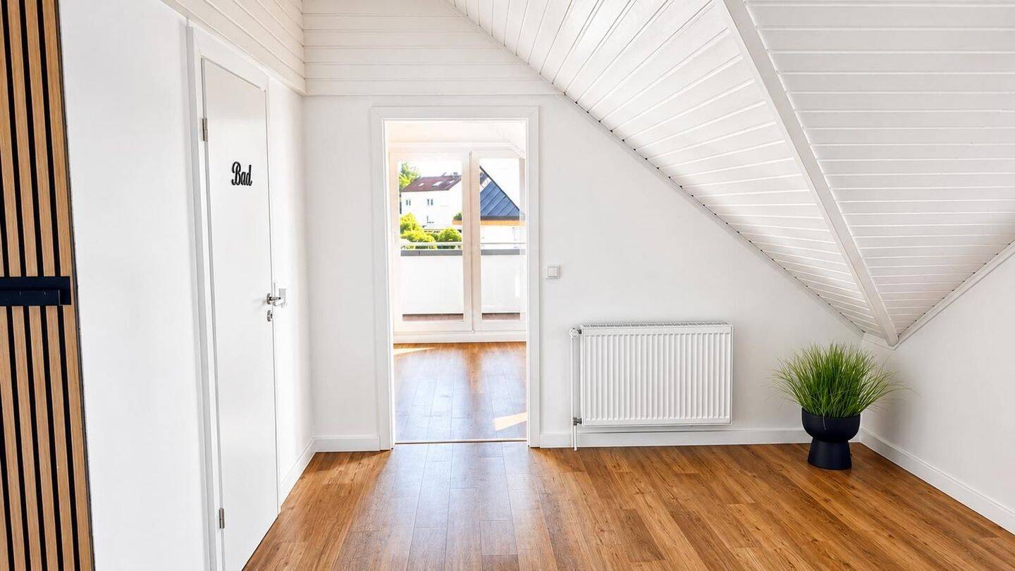 Außergewöhnliche Dachgeschosswohnung in bester Lage mit 2 Balkonen + EBK, 63579 Freigericht