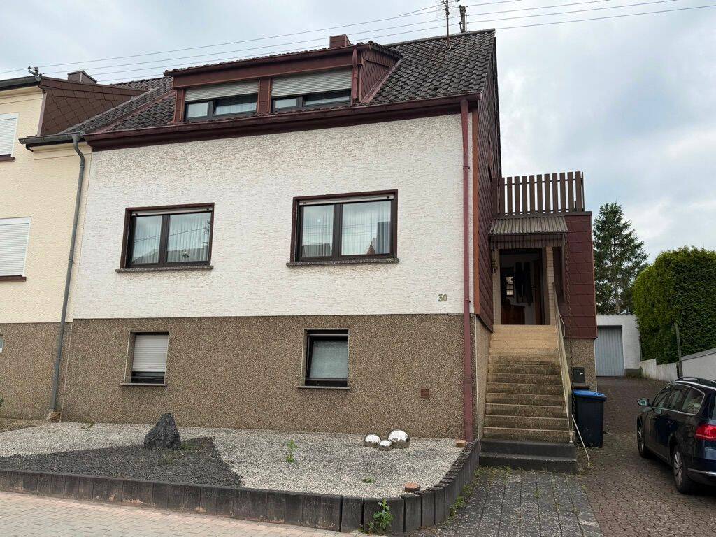 Einseitig angebautes Einfamilienhaus mit schönem Garten in ruhiger Lage von Differten, 66787 Wadgassen