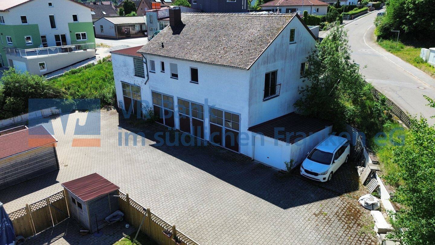 Vielseitige Immobilie mit vermieteter Wohnung und großzügigen Garagenflächen, 91586 Lichtenau