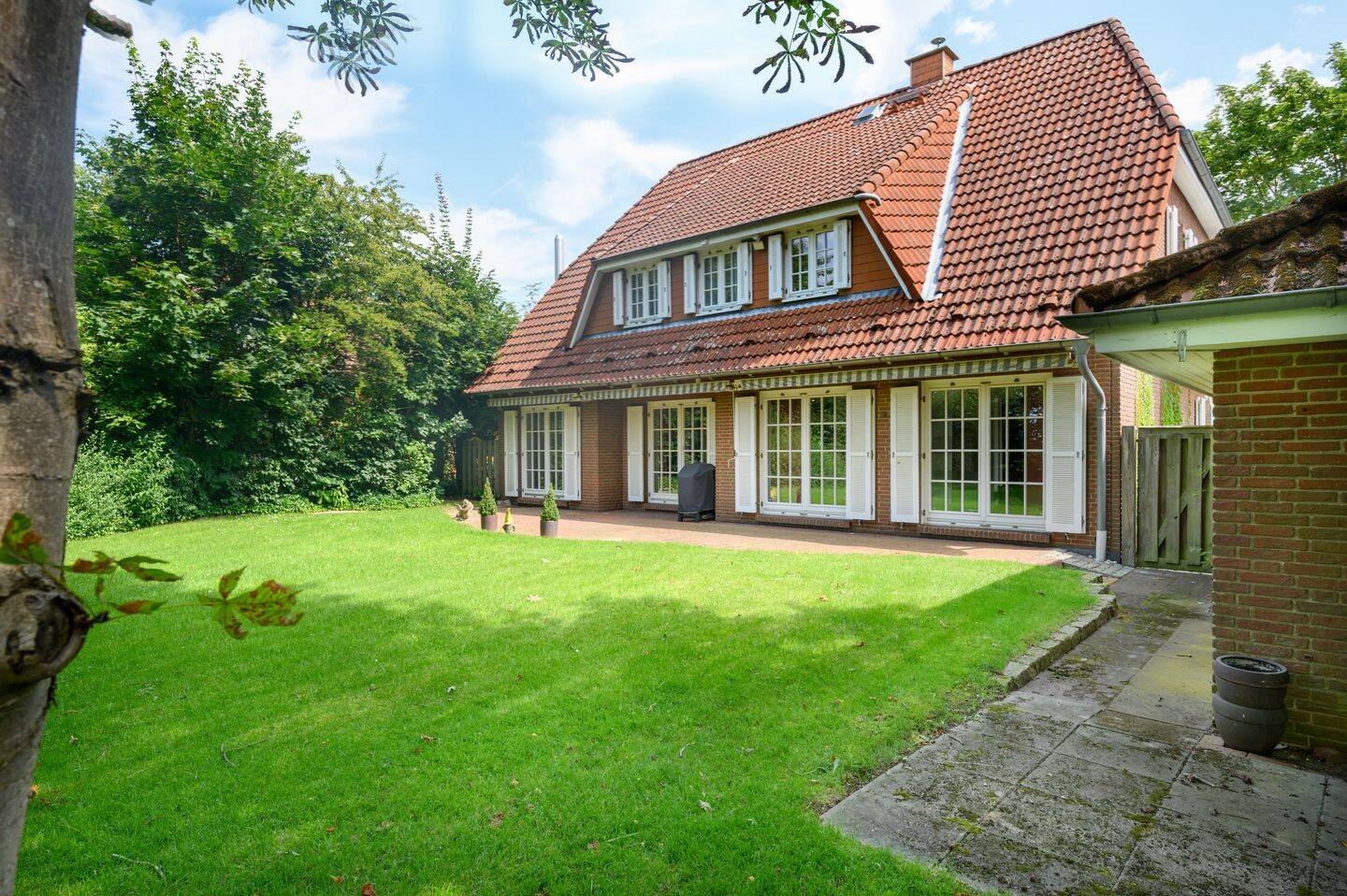 Burgdorf-West – Repräsentative Landhausvilla mit Vollkeller und reizvollem Garten in unverbaubarer Lage, 31303 Burgdorf