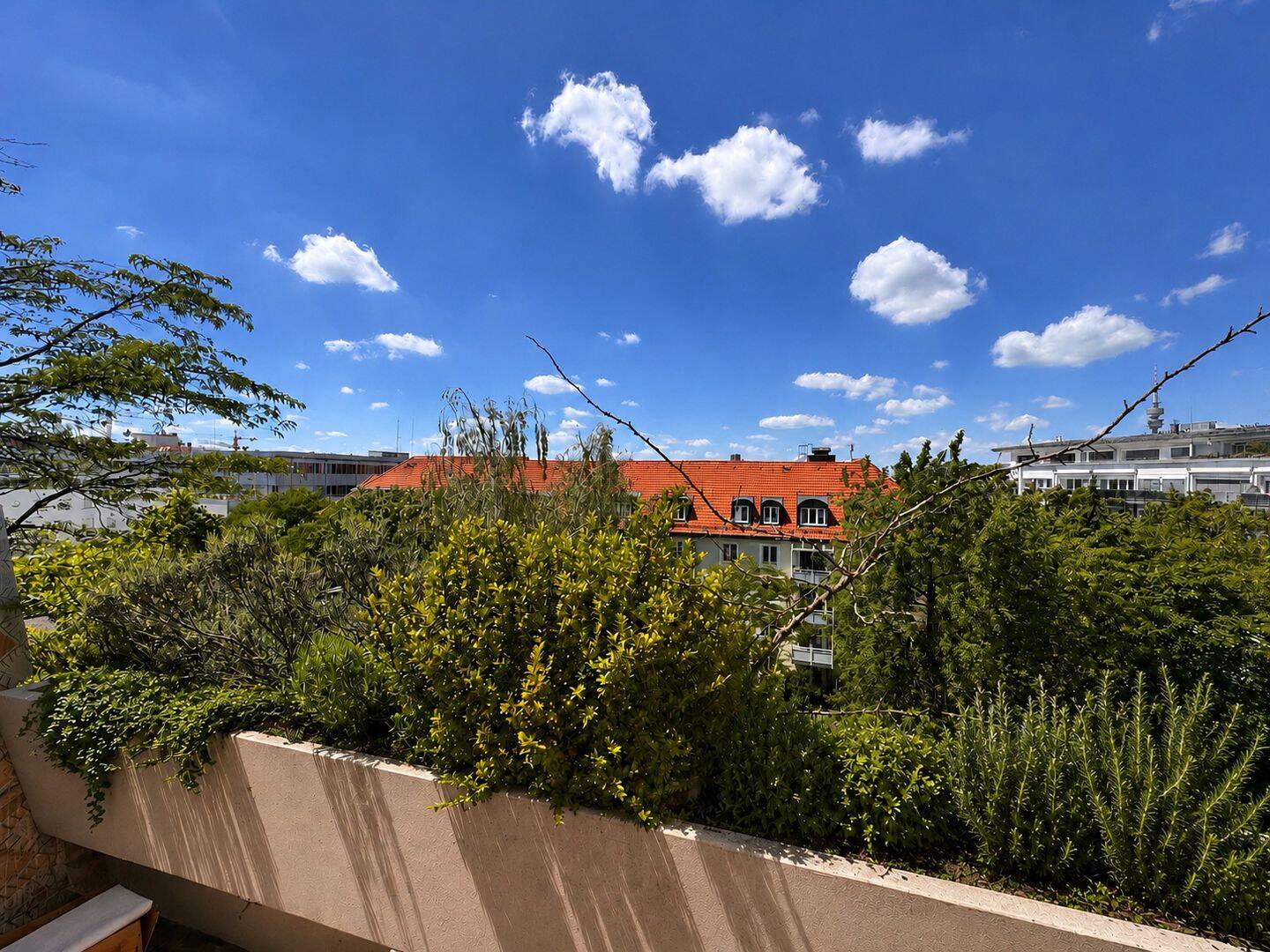 Stilvolle, möblierte und voll ausgestattete Wohnung mit Westbalkon und freiem Blick über München, 80797 München (Maxvorstadt Milbertshofen-Am Hart Neuhausen-Nymphenburg Schwabing-West)