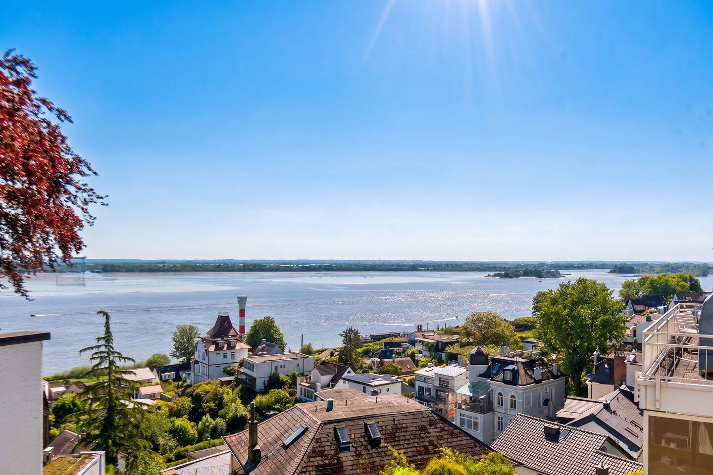 1-Zimmer-Wohnung mit atemberaubendem Elbblick und privater Terrasse im Ortskern von Blankenese: Seltene Sanierungschance in Bestlage, 22587 Hamburg (Altona)