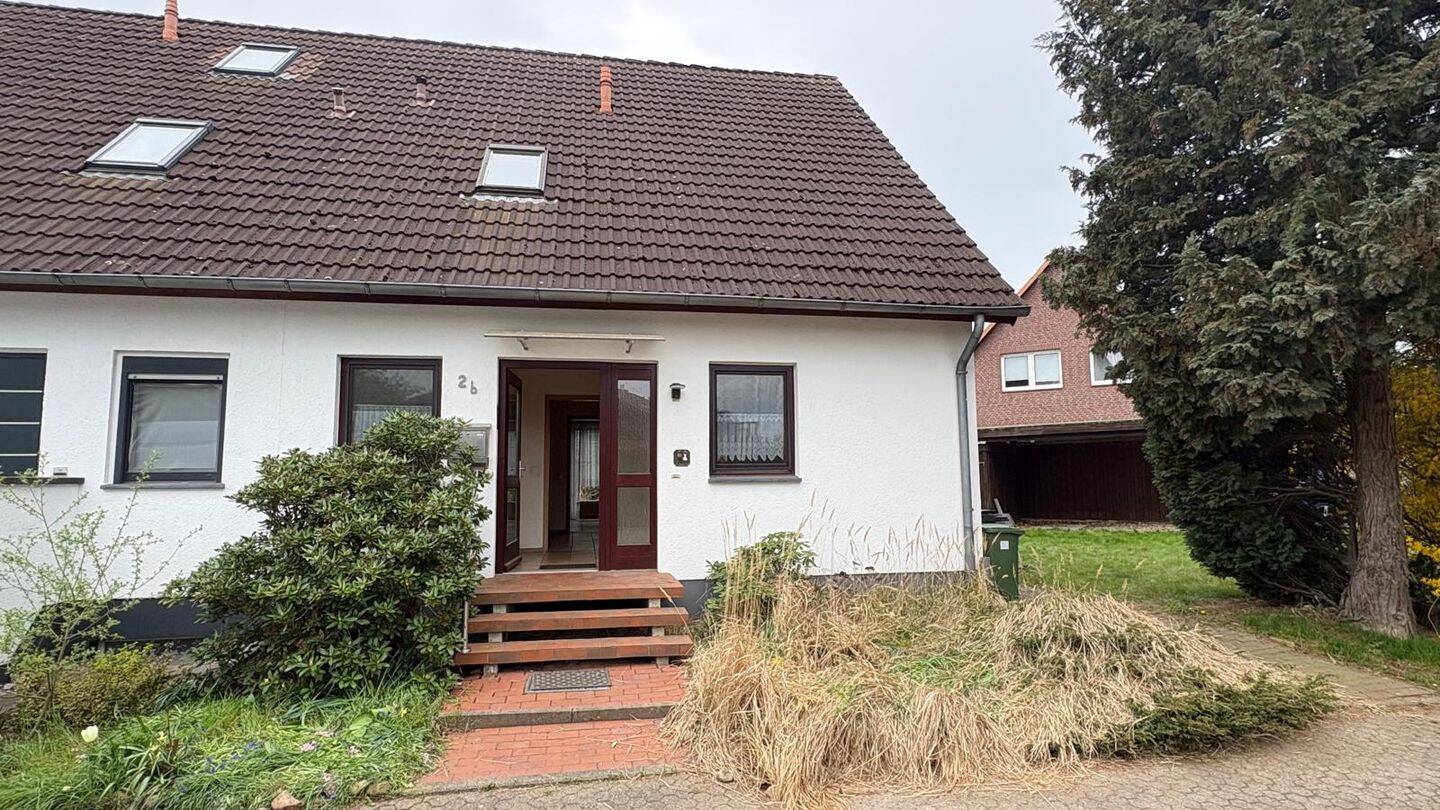 Gepflegte Doppelhaushälfte auf Erbpachtgrundstück mit Keller und Dachgeschoss in Vechelde, 38159 Vechelde