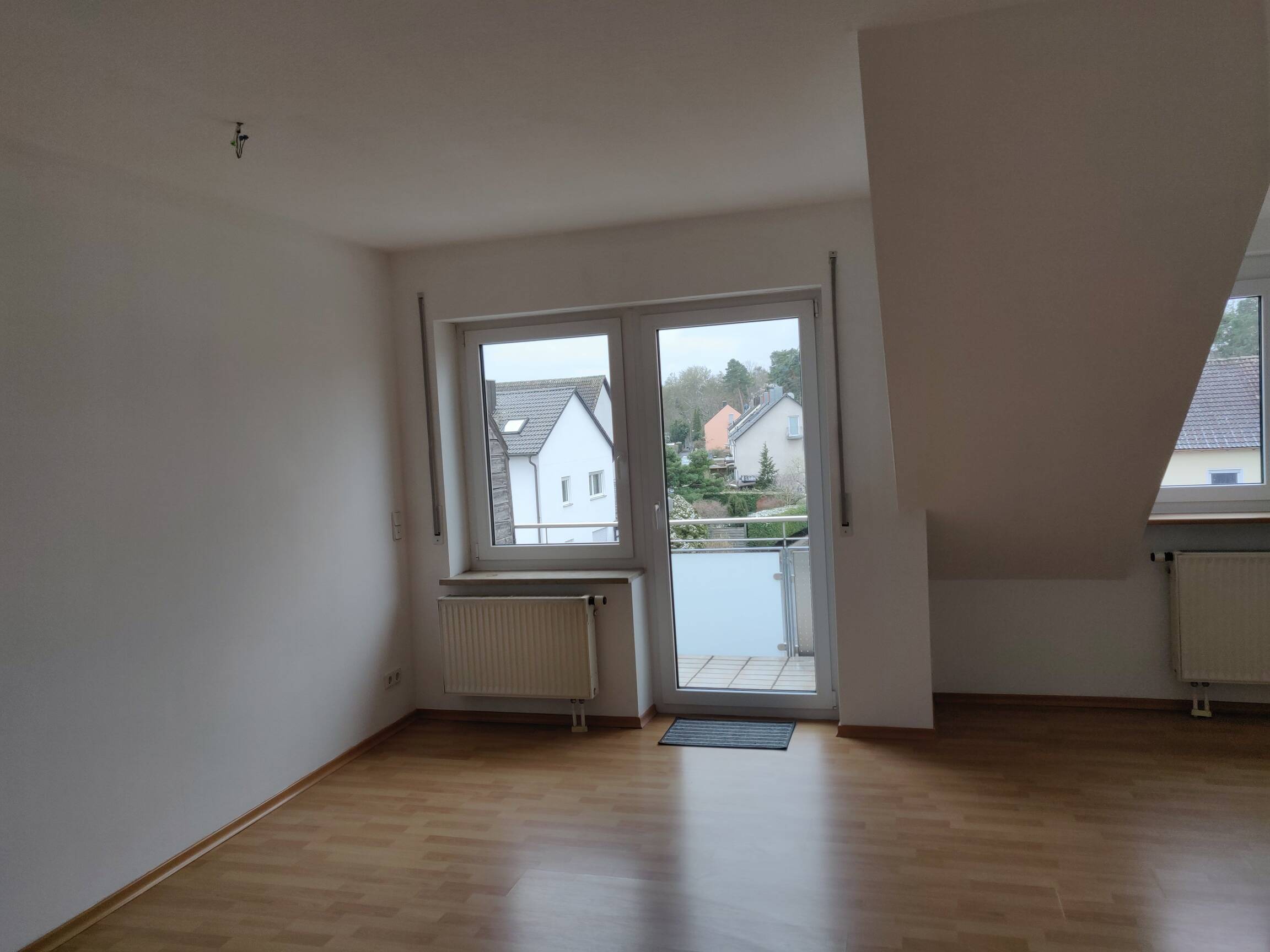 Helle 2-Zimmer-DG Wohnung mit Balkon, 91058 Erlangen (Bruck Eltersdorf Erlangen-Süd Sebaldussiedlung Tennenlohe)