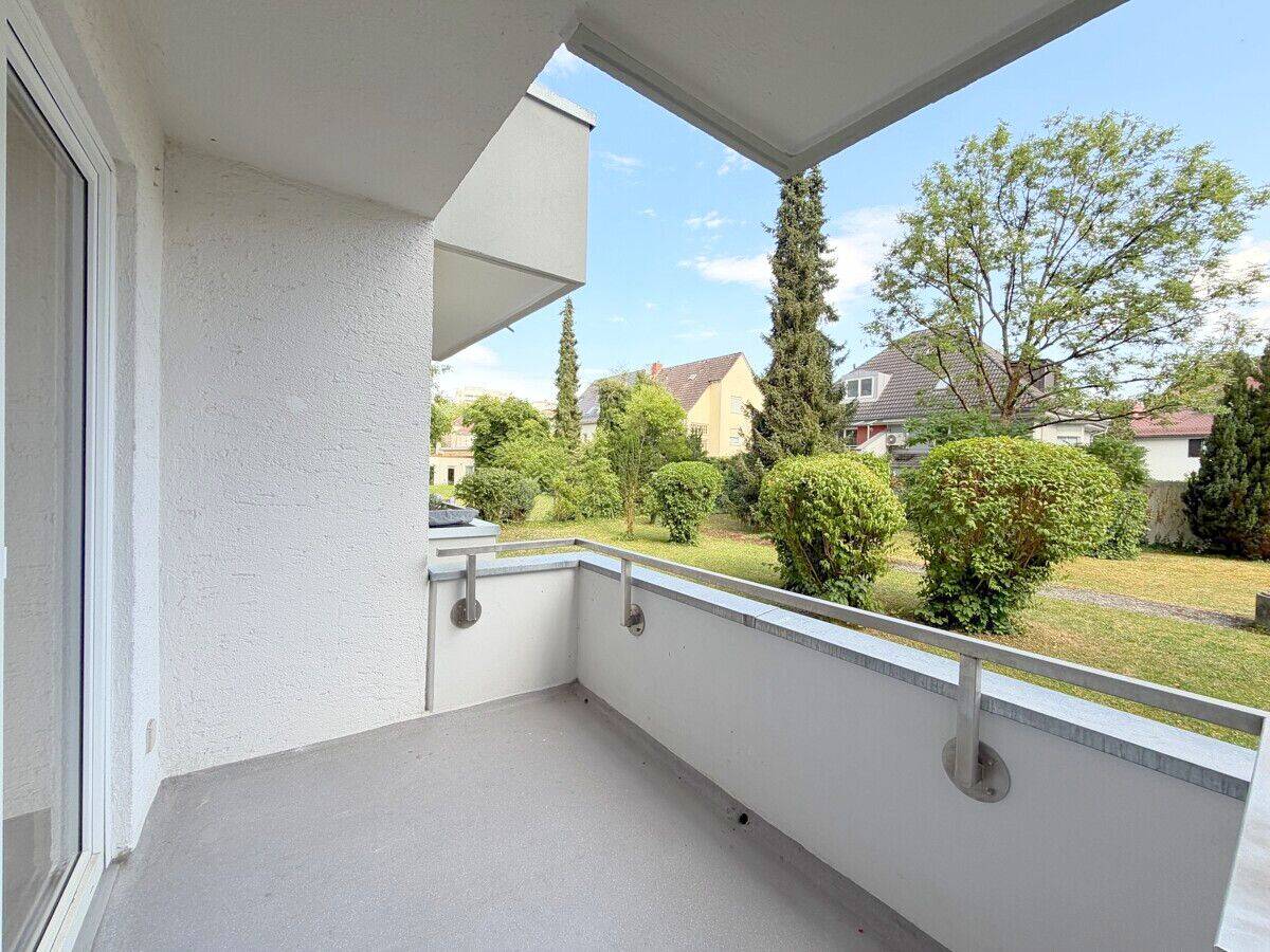 Ruhige Lage am Olympiapark und BMW ! Renovierte 2 Zimmer-Wohnung mit Süd-Balkon in Schwabing-West, 80809 München (Milbertshofen-Am Hart Neuhausen-Nymphenburg Schwabing-West)