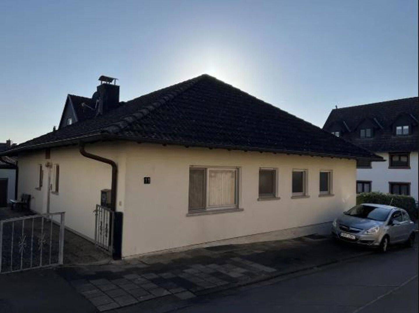 Gepflegter Bungalow mit 3 Garagen und Scheune OT Bauernheim, 61169 Friedberg (Hessen)