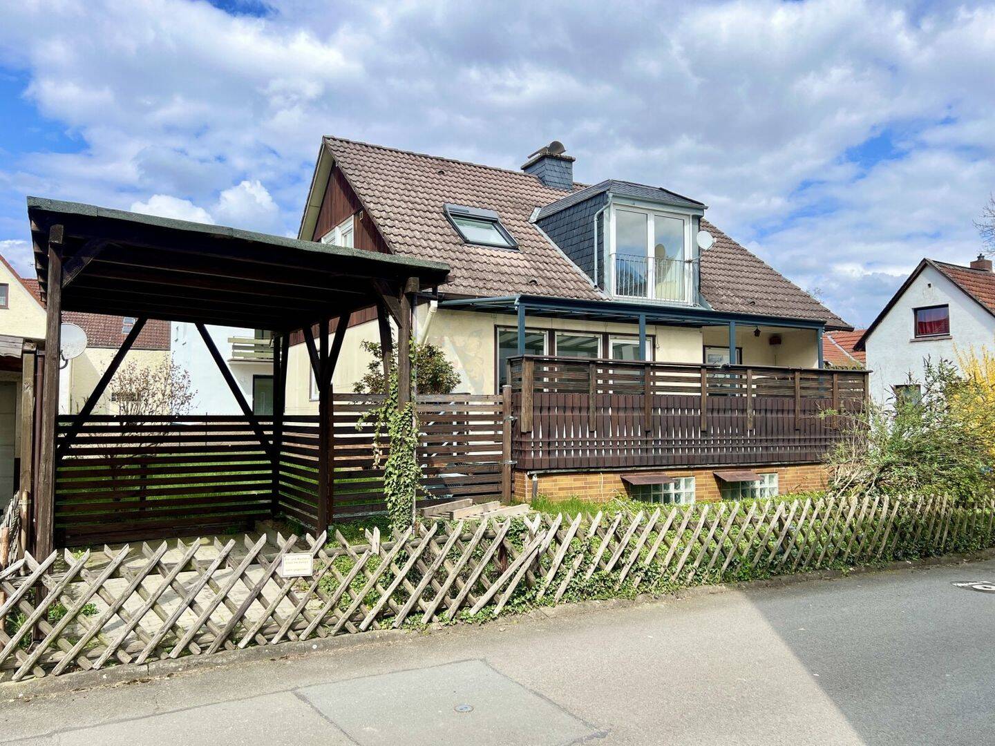 HOFHEIM: RENOVIERTES EFH MIT 6 ZIMMERN, 2 BÄDERN, 2 KÜCHEN, GARAGE UND CARPORT, 65719 Hofheim am Taunus