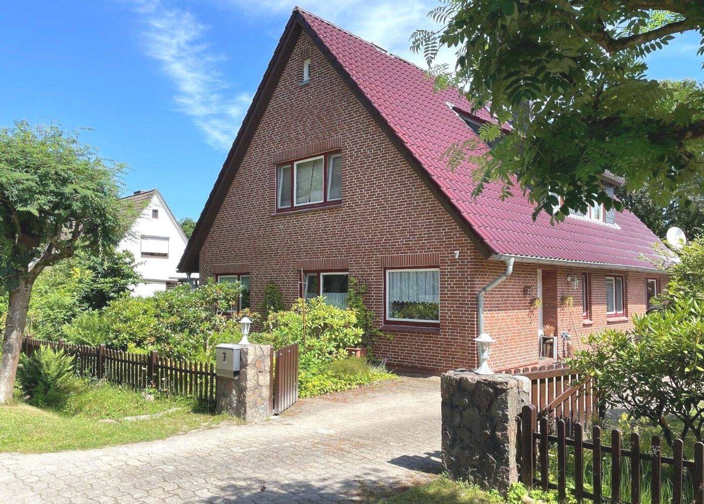 Verkaufsangebot für ein großzügiges EFH, ca. 174,90 m² Wohnfläche, Doppelgarage, eigenes Grundstück von ca. 1.220 m² in 21629 Elstorf-Bachheide, 21629 Neu Wulmstorf