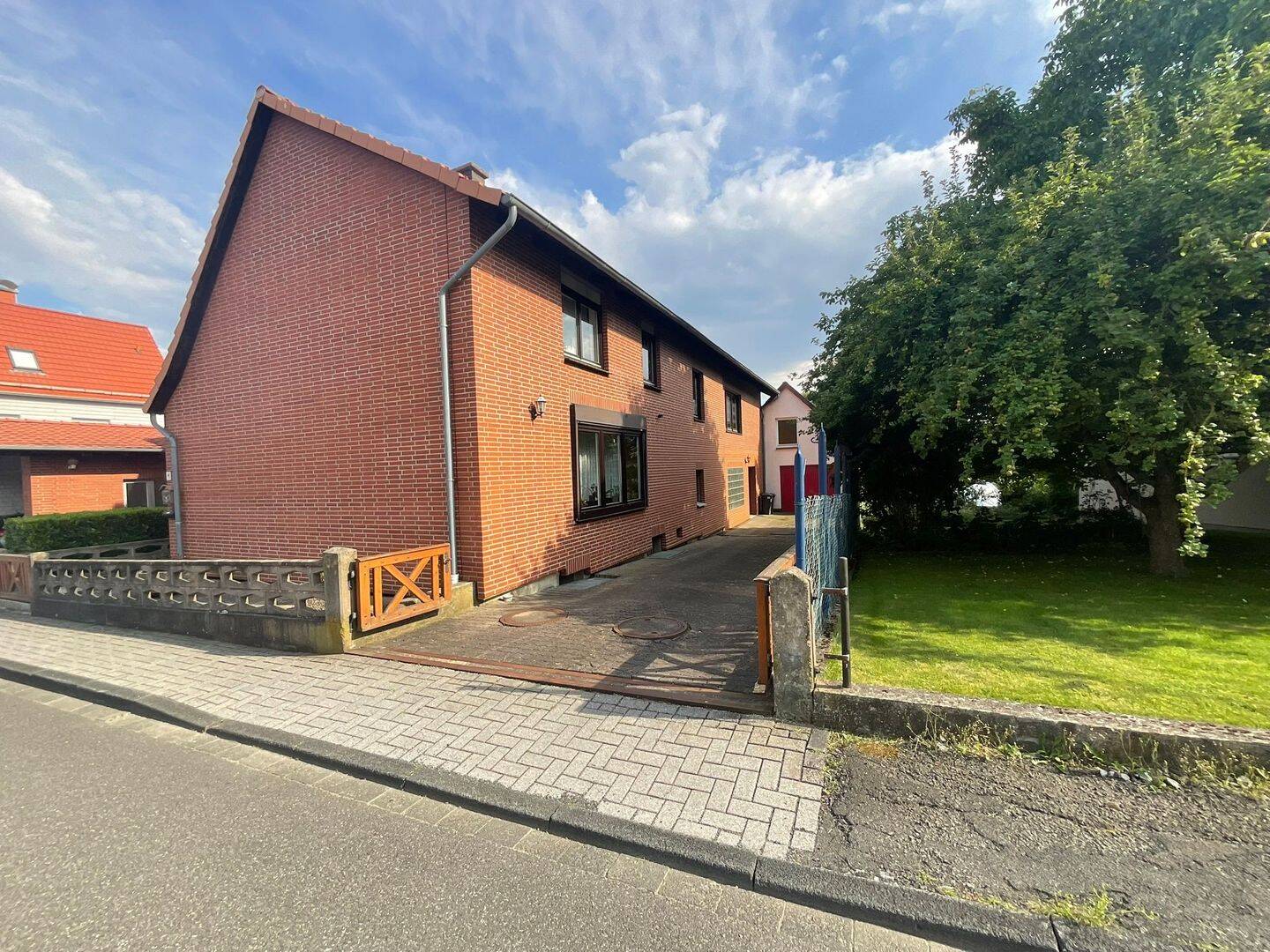 1-2 Familienhaus mit Garage und freistehendem Garagenhaus, 38723 Seesen