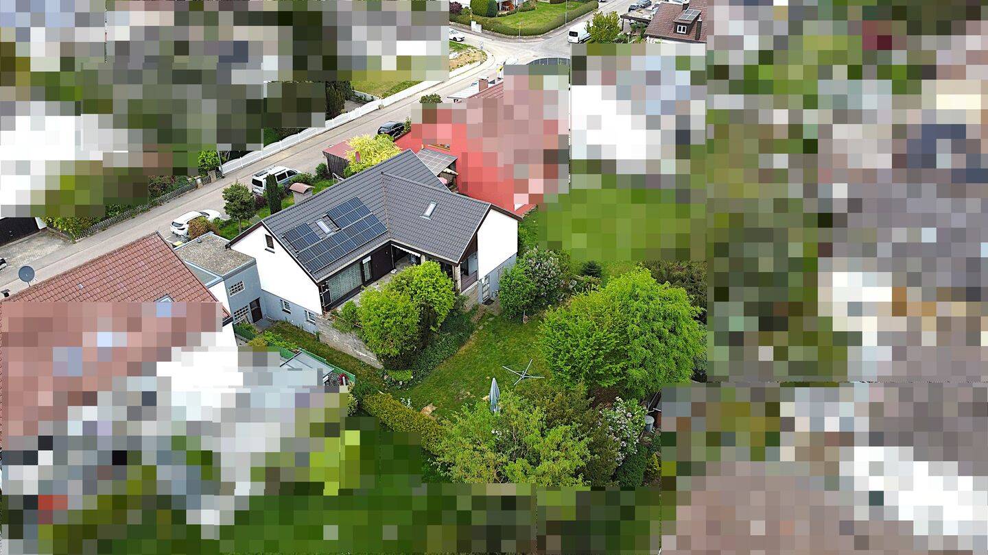 Großzügiges Einfamilienhaus / Bungalow mit Einliegerwohnung und Garten in Friolzheim, 71292 Friolzheim