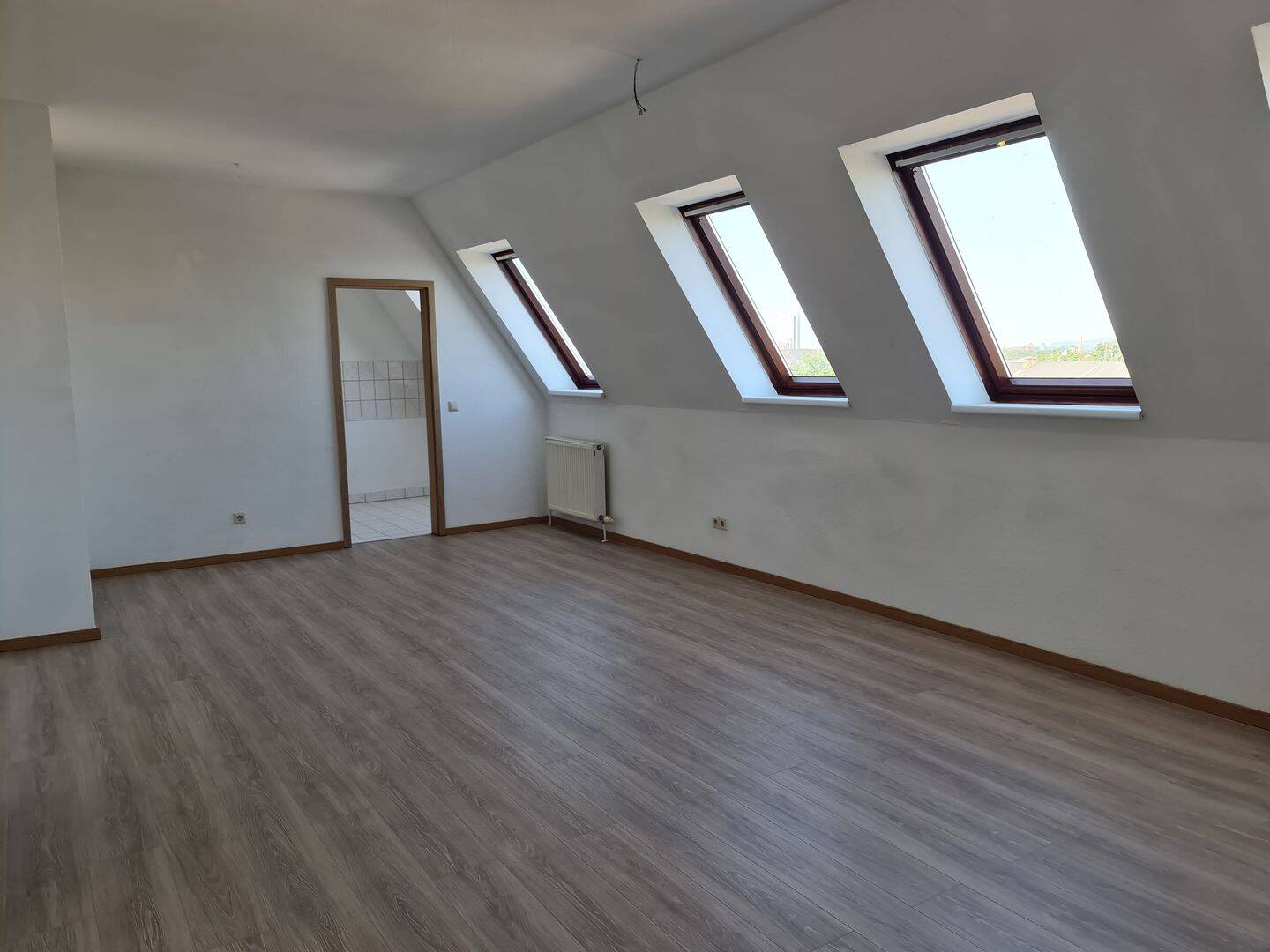 Wohnen mit Ausblick – ohne Treppen steigen mit Aufzug – Erster Bezug nach Sanierung, 9130 Chemnitz (Hilbersdorf Sonnenberg Yorckgebiet Zentrum)