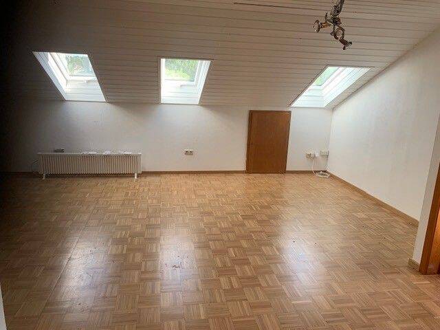 Renovierte Dachgeschosswohnung im Weinort, 97252 Frickenhausen a. Main
