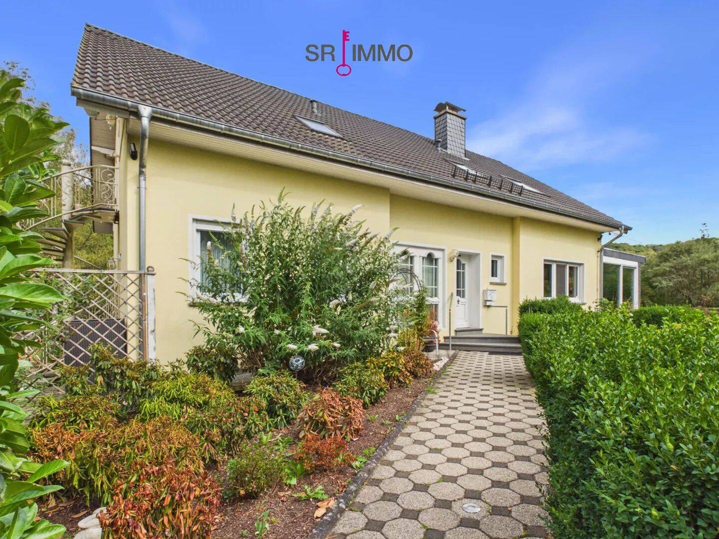 Großzügiges Familienanwesen mit Einliegerwohnung, Wintergarten und großem Grundstück in Irrhausen, 54689 Irrhausen