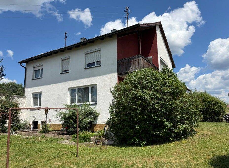Zweifamilienhaus mit zwei abgeschlossenen Wohneinheiten, Garage & Stellplätzen!, 95676 Wiesau