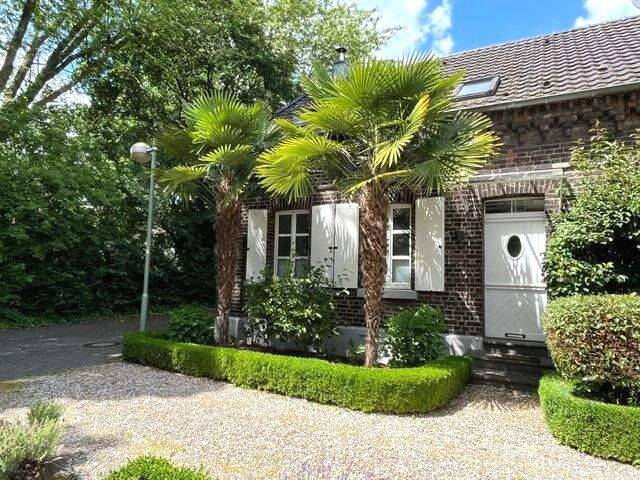 Traumhafte, moderne Doppelhaushälfte mit wunderbarem Garten, Einbauküche & Garage, 40668 Meerbusch