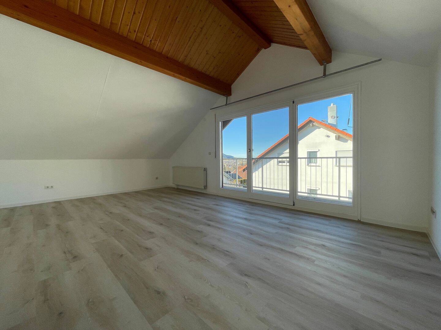 Helle 3-Zi.-DG-Wohnung mit Balkon, Klimaanlage & EBK – ruhig & gepflegt, 78187 Geisingen