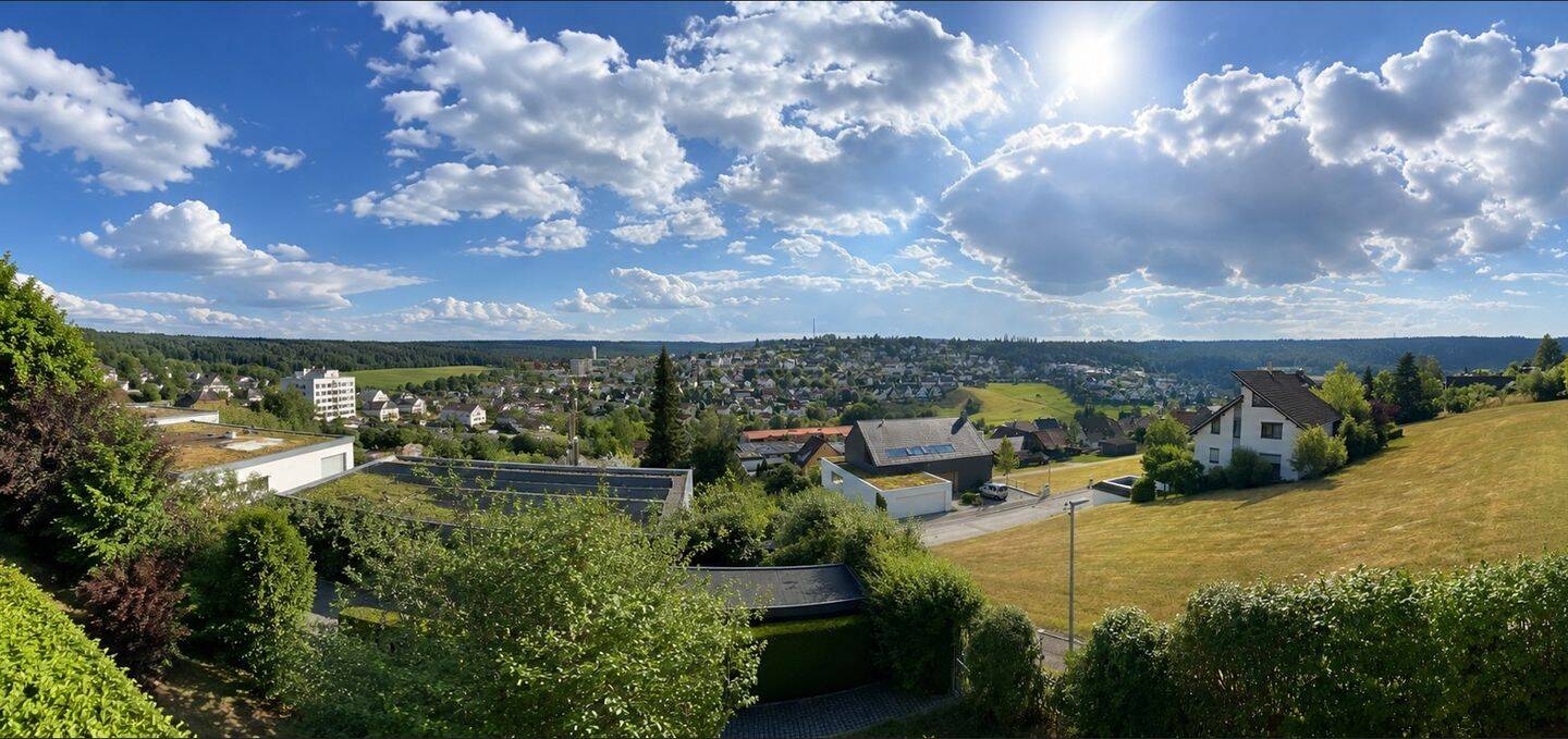 Über den Dächern von St. Georgen. Großzügiger Bungalow mit Einliegerwohnung, traumhaftem Panoramablick und sonnigem Südgrundstück, 78112 St. Georgen im Schwarzwald