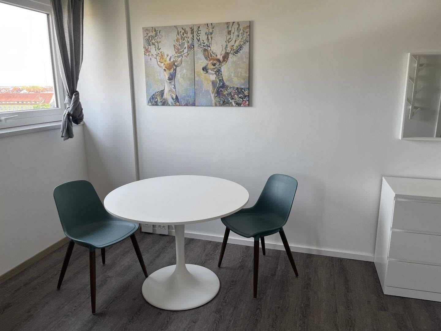 Business-Wohnen – Neu und sehr geschmackvoll möbliertes 1 Zimmer-Appartement im 8. OG mit Aufzug, Außenstellplatz oder TG-Stellplatz optional, 90762 Fürth (Innenstadt)
