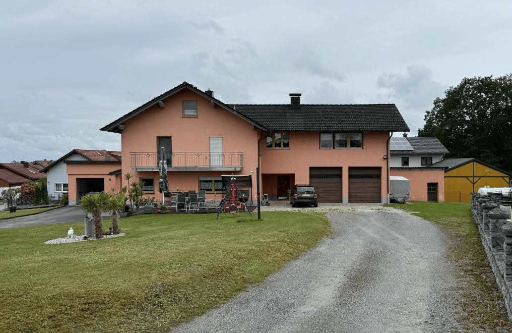 Mehrfamilienhaus (2 Wohnungen) mit großem Garten und geräumigen Garagen sowie Balkon/Terrasse, 94508 Schöllnach