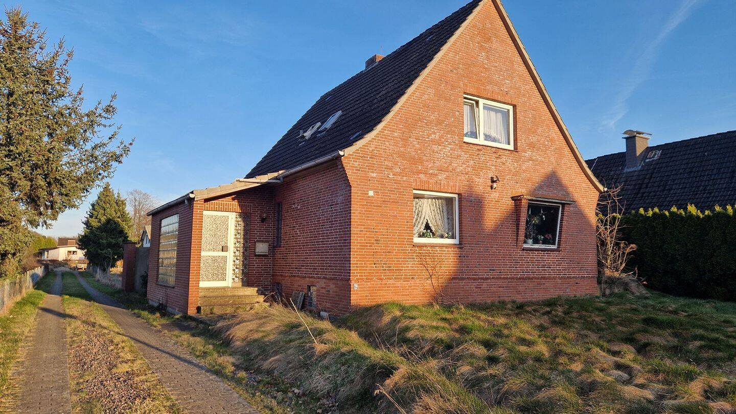 EINFAMILIENHAUS AUF GROSSEM GRUNDSTÜCK, 24616 Armstedt