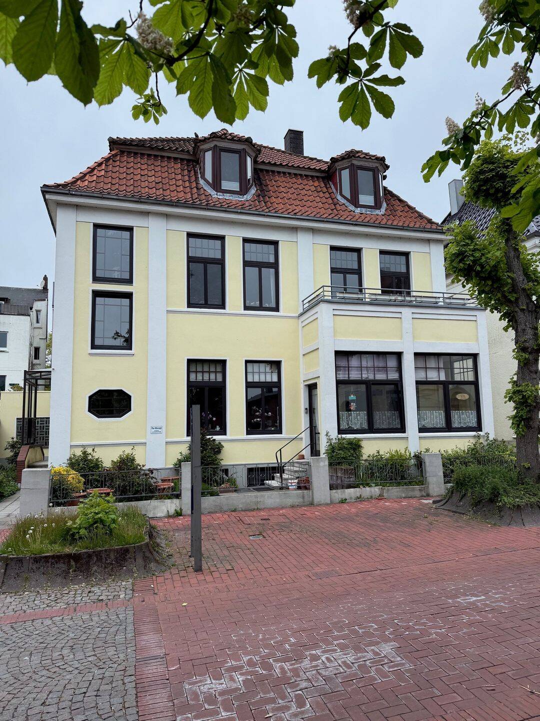 Charmante Stadtvilla mit 4 Parteien & 3 Garagen in Nordenham, 26954 Nordenham