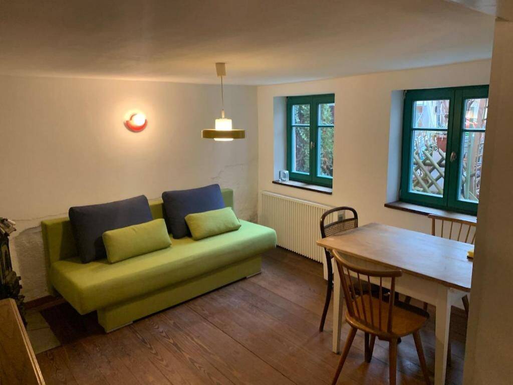 **Gemütlicher Altbau-Charme trifft Profi-Küche: Voll möblierte 2-Zimmer-Erdgeschosswohnung mit Kaminofen**, 89077 Ulm (Söflingen Weststadt)