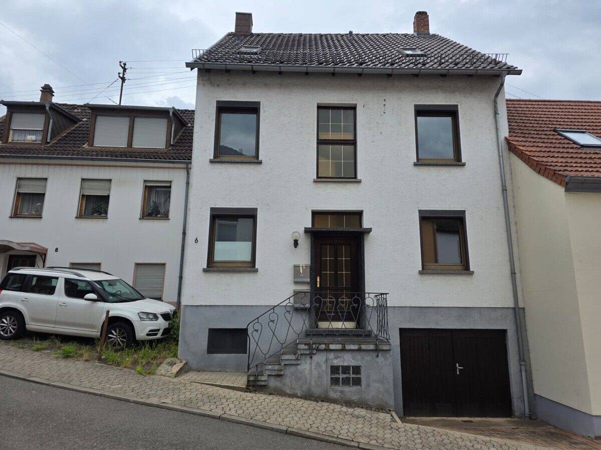 Komplett frei werdendes Zweifamilienhaus für Selbstnutzer und Vermieter mit Garten und einer Garage, 66128 Saarbrücken