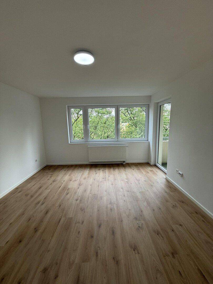 Wunderschöne 2 Zimmer Wohnung mit Balkon – Kernsaniert!, 90471 Nürnberg (Dutzendteich Langwasser Neuselsbrunn Stadion Zollhaus)