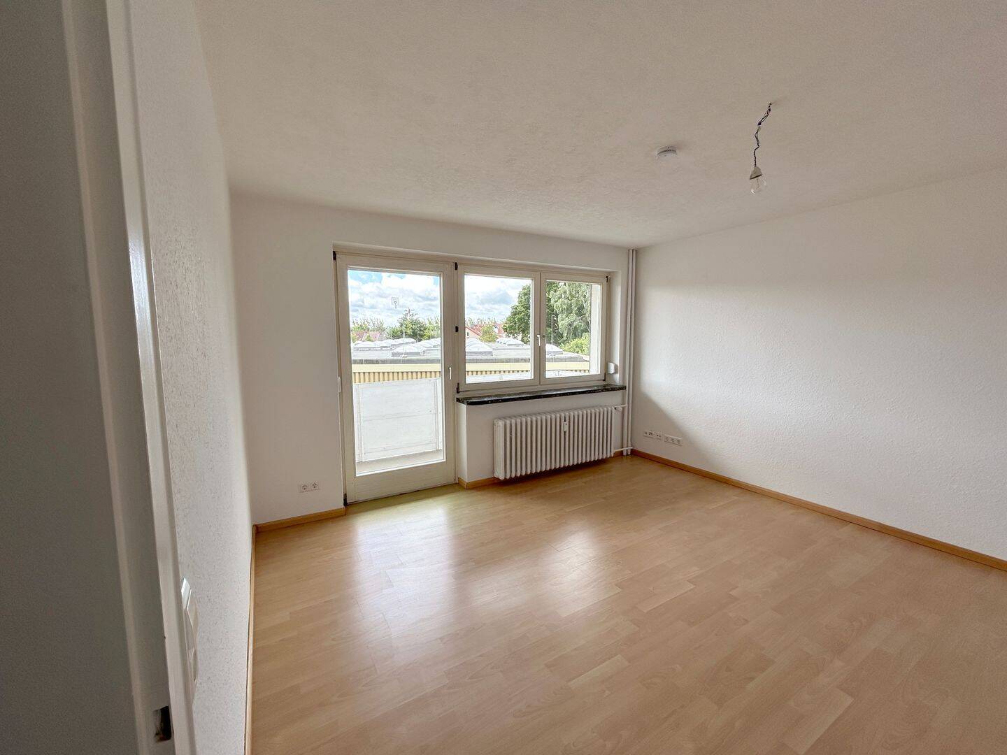 Frisch renovierte 2-Zimmer-Wohnung mit Einbauküche und zwei Balkons, 38350 Helmstedt