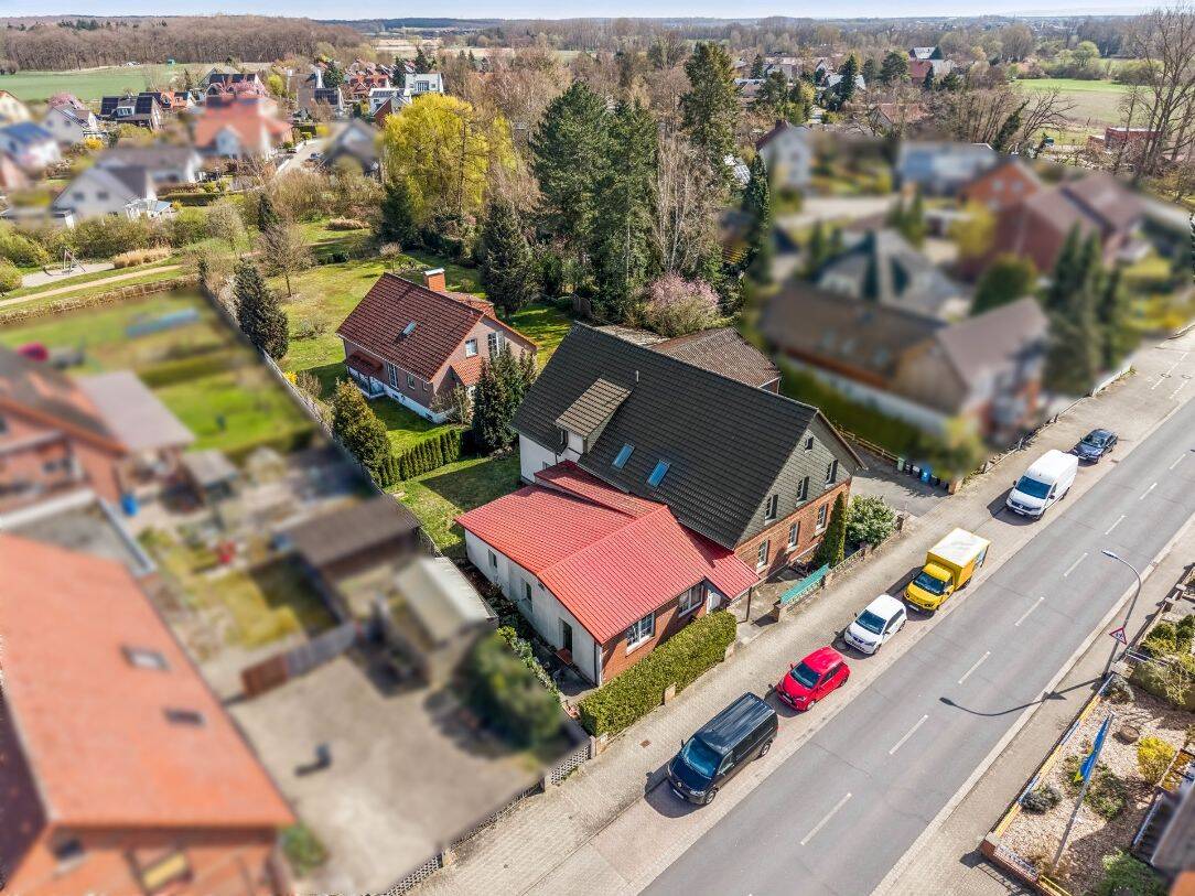 Wohnen und Nebenan vermieten! Einfamilienhaus, Mehrfamilienhaus und Baugrundstück in Harxbüttel, 38110 Braunschweig