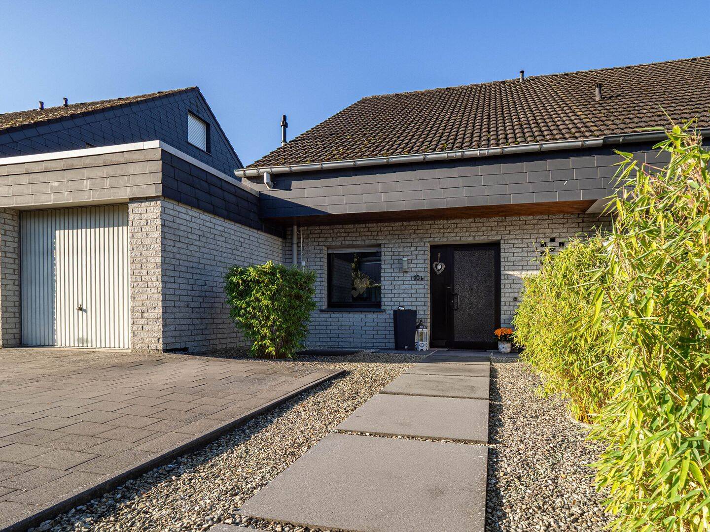 Schicke Doppelhaushälfte (Einfamilienhaus) mit gepflegtem Garten und Garage in Arnsberg-Niedereimer!, 59823 Arnsberg