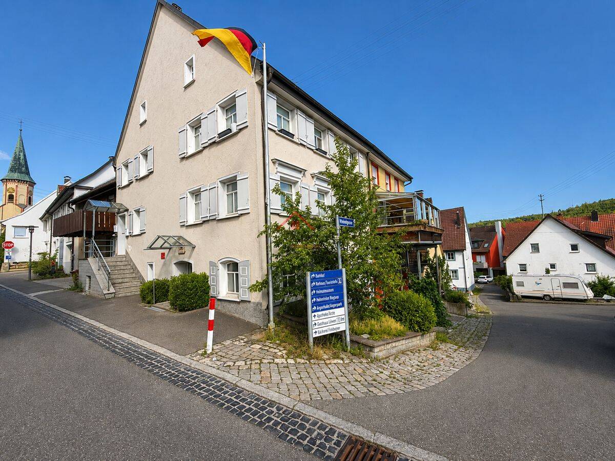 Historische Doppelhaushälfte mit zwei vermieteten Wohneinheiten und zusätzlichem Entwicklungspotenzial, 78532 Tuttlingen