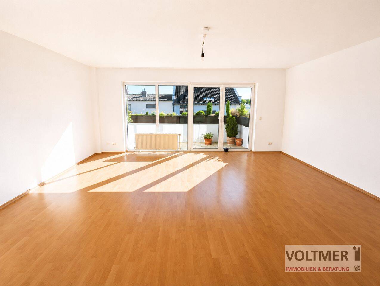 LICHTOASE – lichtdurchflutete 4-Zimmer-Wohnung mit Balkon, Stellplatz und Einbauküche in Kohlhof!, 66539 Neunkirchen