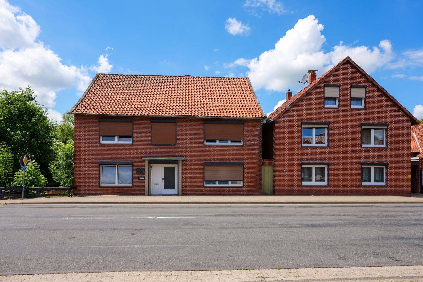 **Exklusives Zweifamilienhaus vollvermietet**, 31246 Ilsede