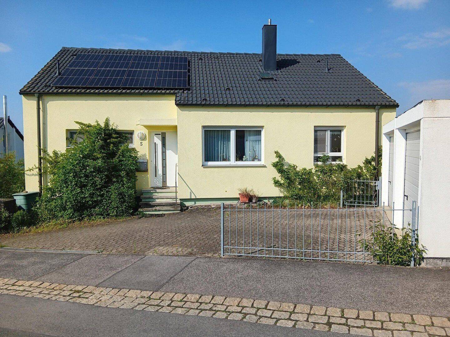 Einfamilienhaus mit Einliegerwohnung, Photovoltaikanlage und großen Garten – provisionsfrei, 96117 Memmelsdorf