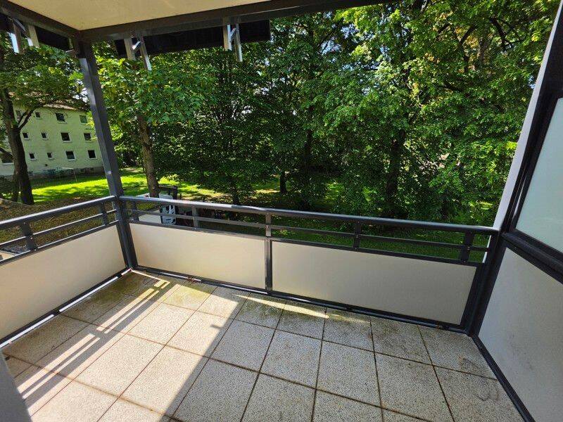 AB 01.07. Sanierte Single-Wohnung in Hassels mit schönem Balkon, 40599 Düsseldorf (Benrath Hassels Holthausen Reisholz)