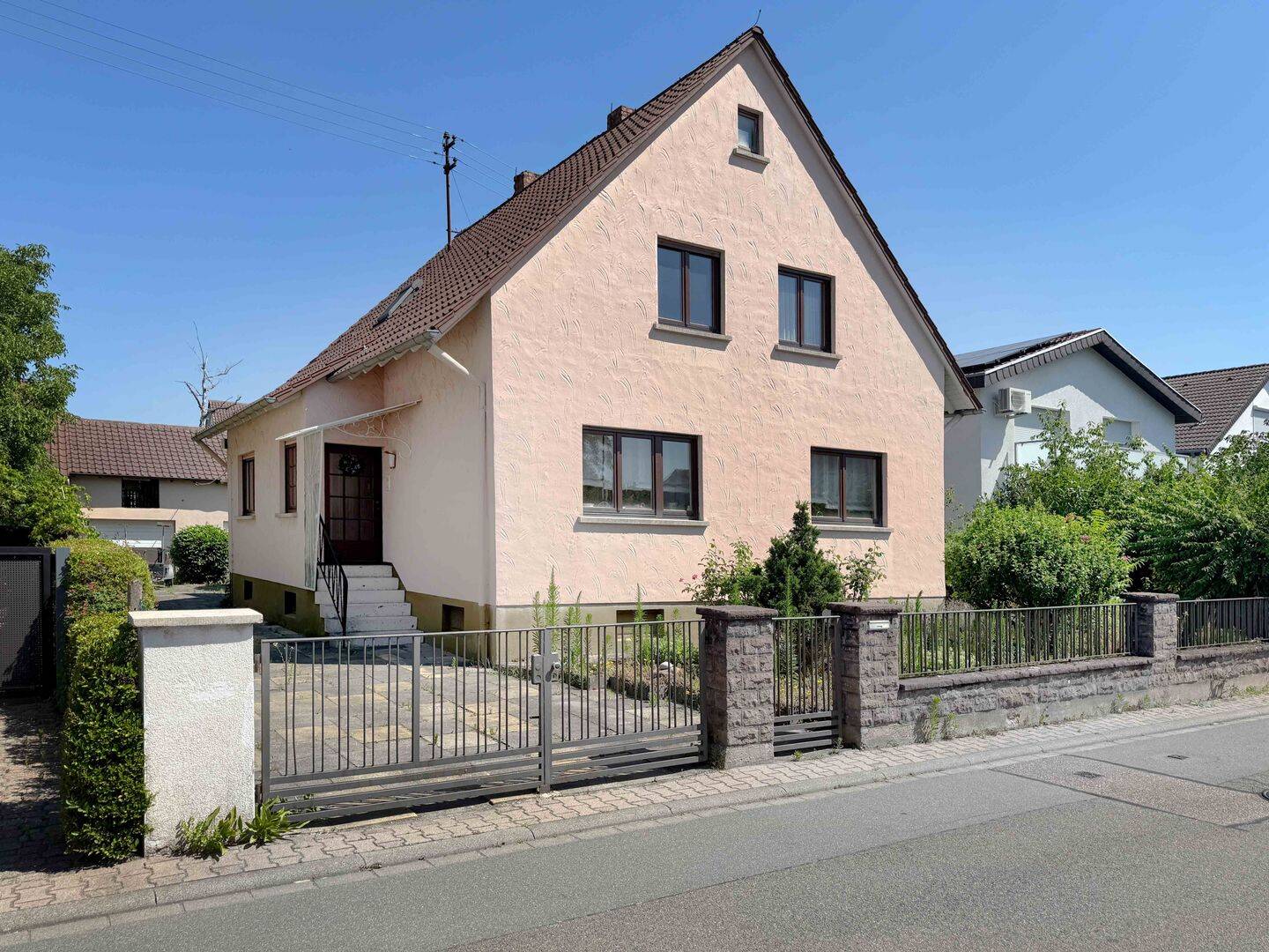 Freistehendes Einfamilienhaus mit großem Grundstück in begehrter Wohnlage von Walldorf, 69190 Walldorf