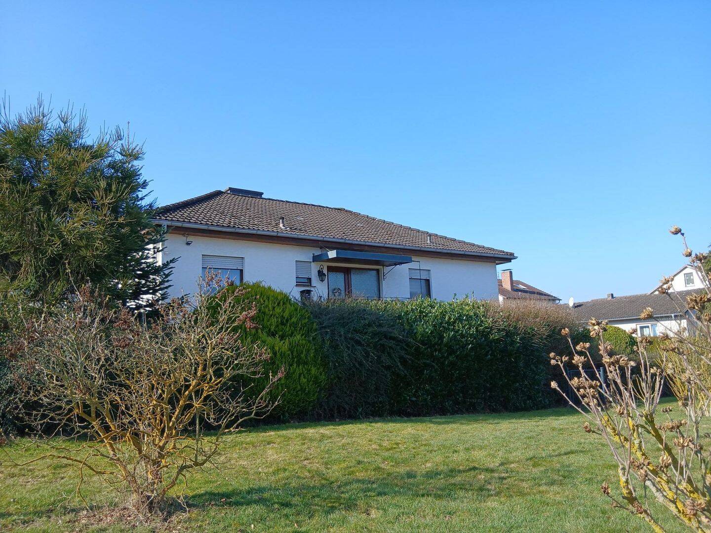 Attraktiver Walmdach-Bungalow mit Doppelgarage in ruhiger sonniger Lage, 34292 Ahnatal