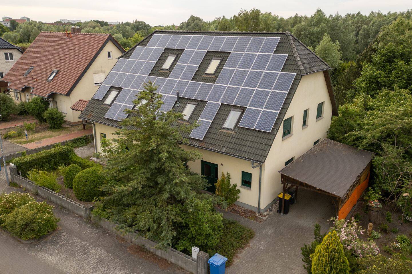 Großzügige Doppelhaushälfte auf einem naturbelassenen Grundstück sucht neue Eigentümer; Immobilie Uckermark, 16303 Schwedt/Oder