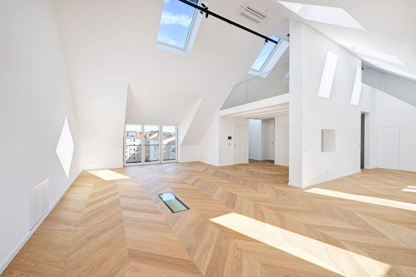 Einziehen und wohlfühlen: Dachgeschoss-Maisonette im Erstbezug in Toplage, 80333 München (Altstadt-Lehel Maxvorstadt)