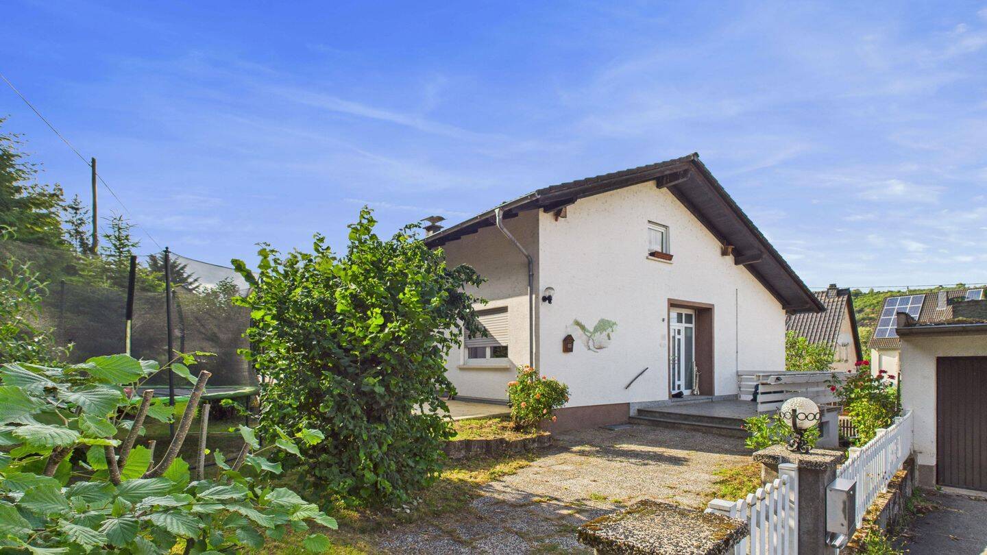 Lichtdurchflutetes Wohnhaus mit Einliegerwohnung in ruhiger Lage, 55568 Staudernheim