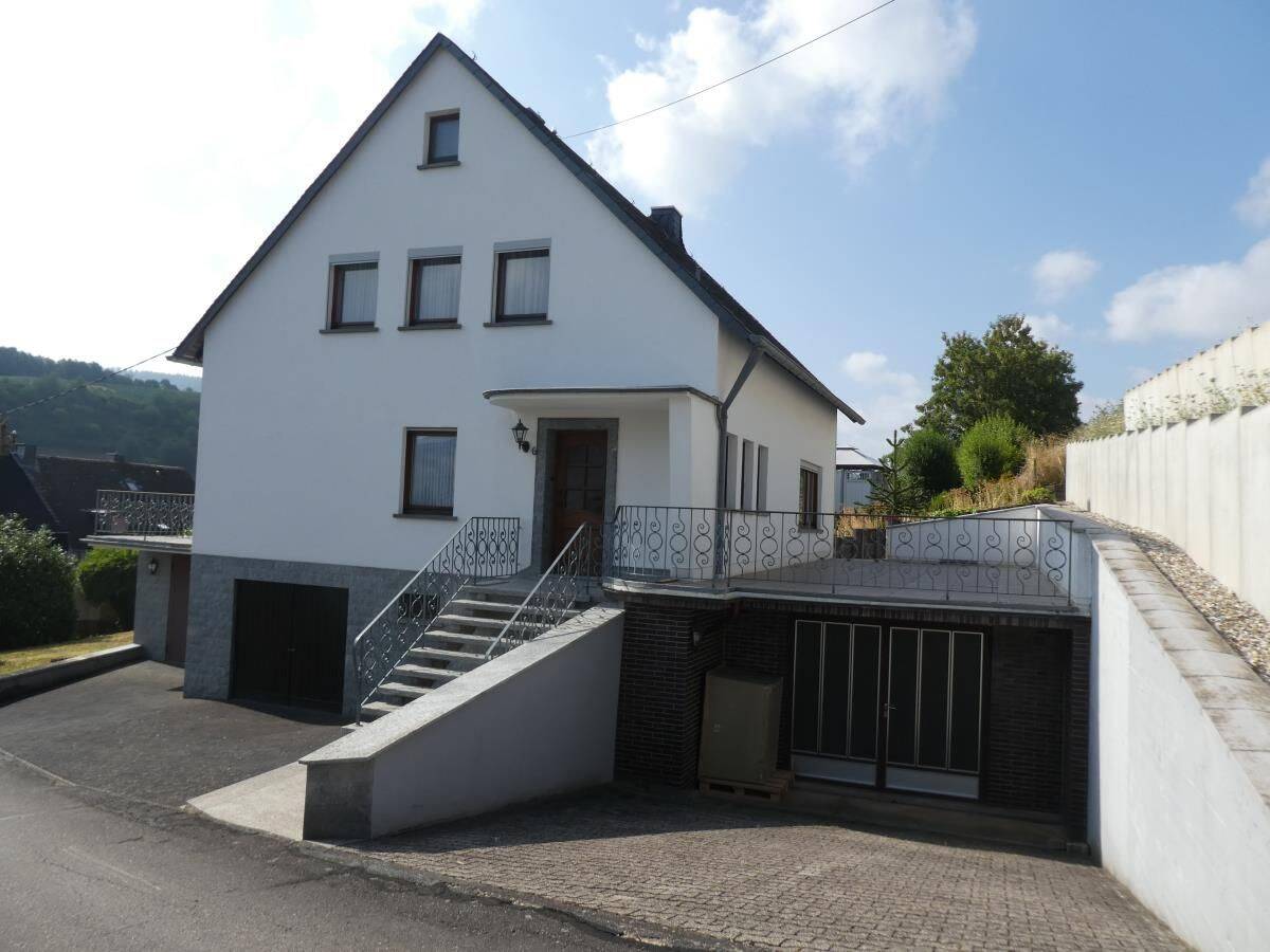 Achtung junge Familie – Freistehendes Wohnhaus mit 2 Garagen und großen Terrassen in Fell, 54341 Fell