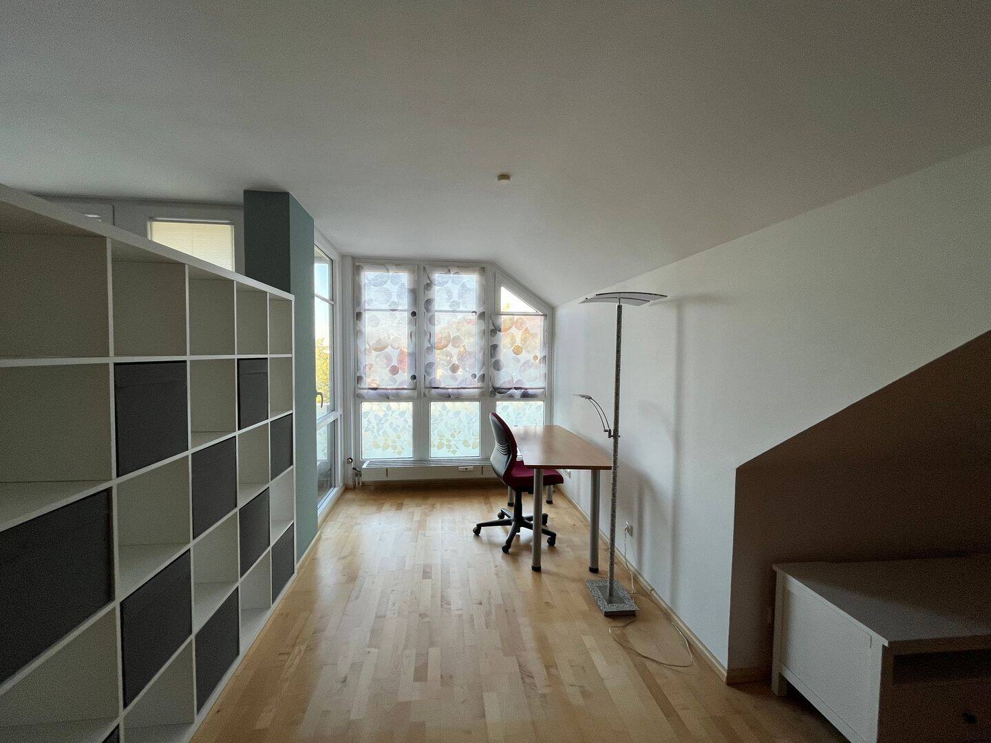 Möblierte 1-Zimmer-Wohnung im Dachgeschoss in Unterhaching, 82008 Unterhaching