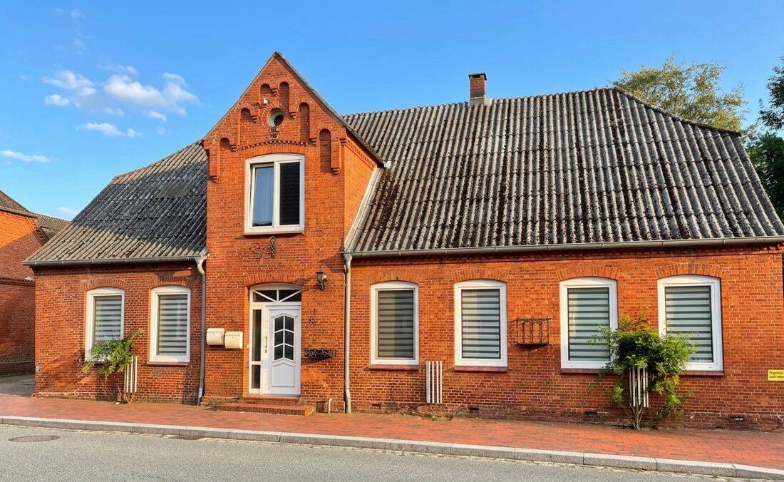 Charmantes Wohnhaus mit vermieteter Einliegerwohnung, gut gelegen in Schwabstedt. Investor-geeignet., 25876 Schwabstedt