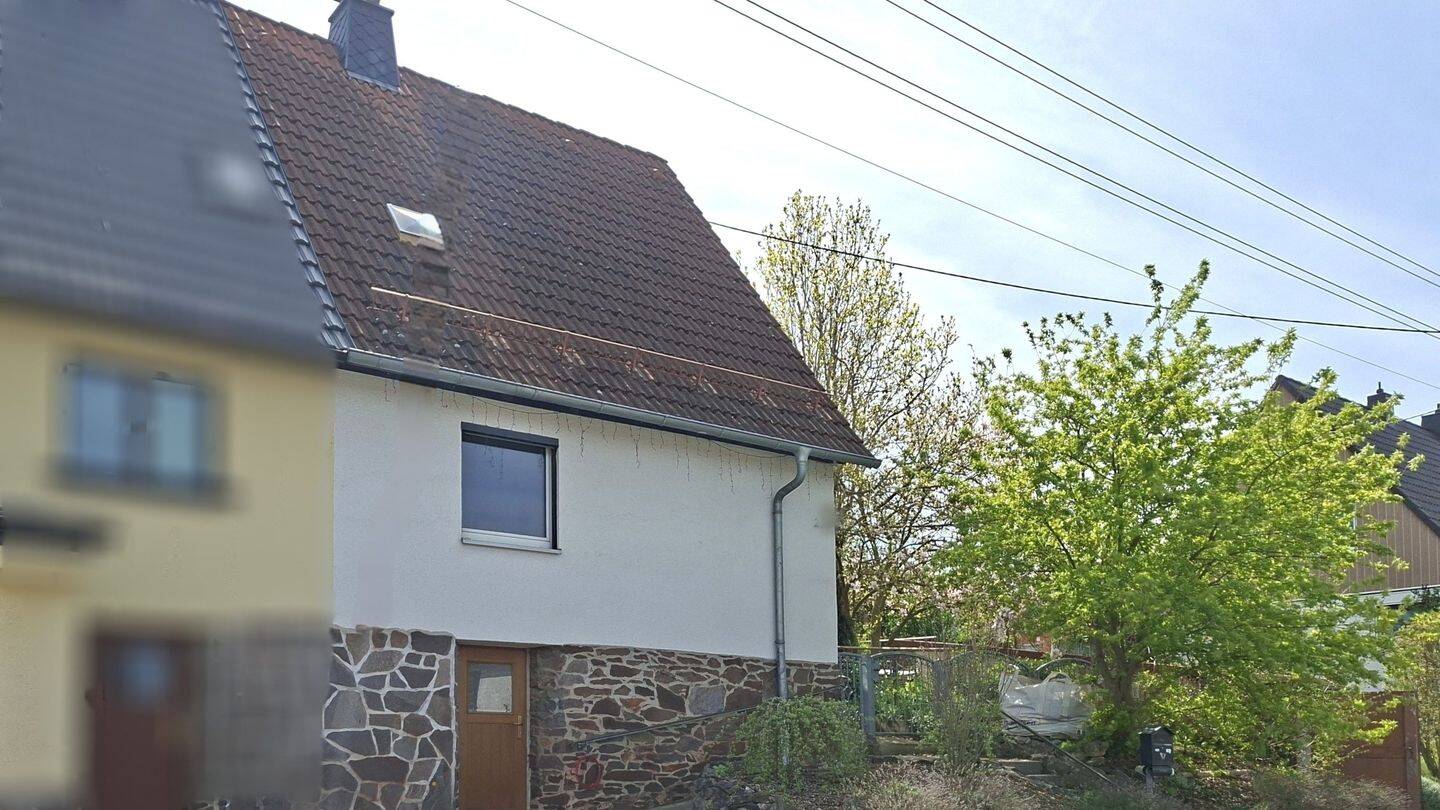 Lieblingsplatz mit Potenzial! Doppelhaushälfte mit Garage & Garten in begehrter Wohnlage!, 7381 Pößneck