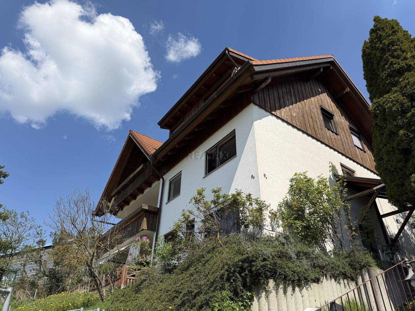 Großzügiges 3-Familienhaus mit Panorama, Gartenlandschaft und Entwicklungspotenzial, 73101 Aichelberg