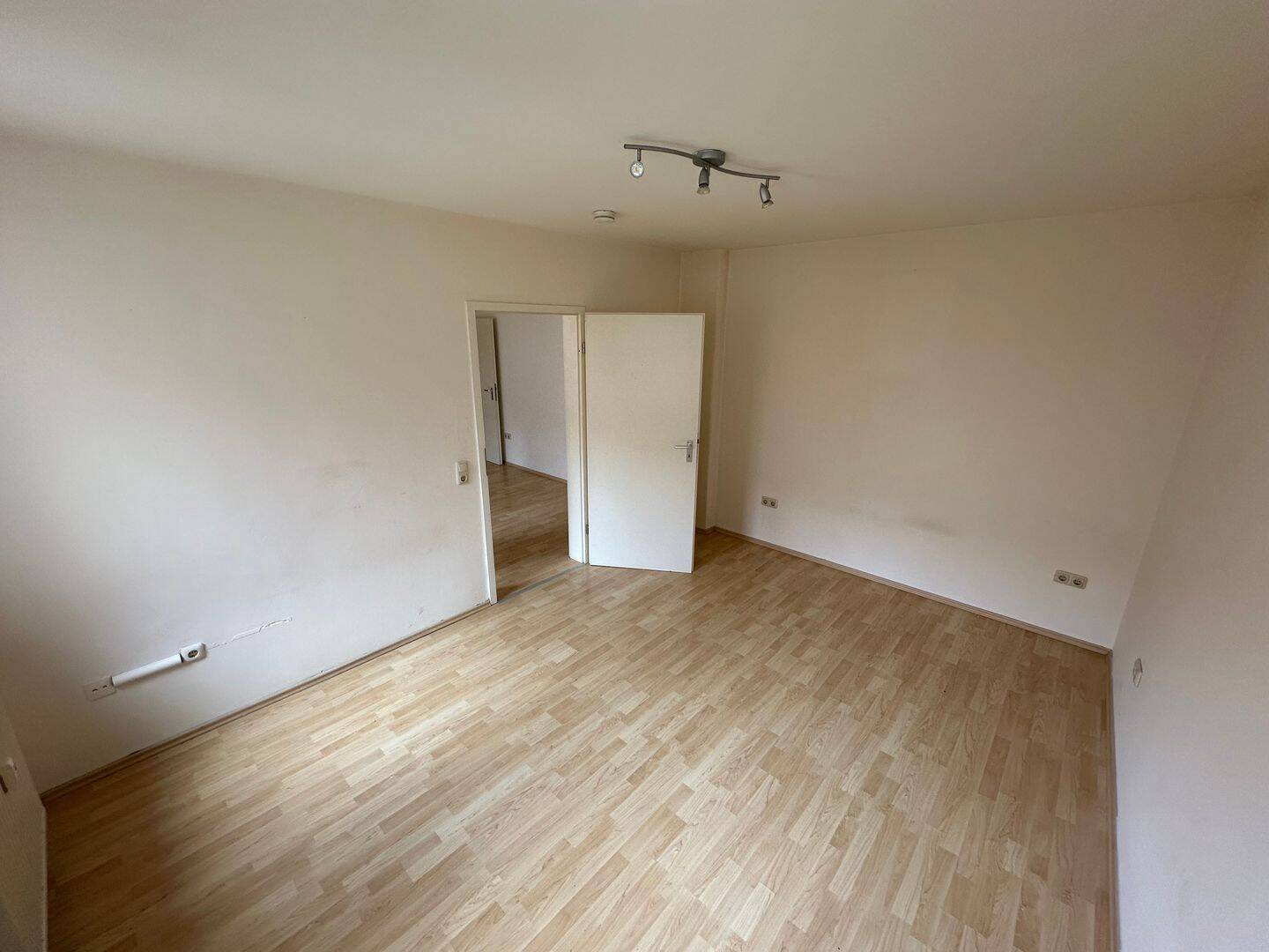 Ab sofort: Helle 2-Zimmer-Wohnung im Süden von Fürth, zentral gelegen!, 90763 Fürth (Südstadt Weikershof)