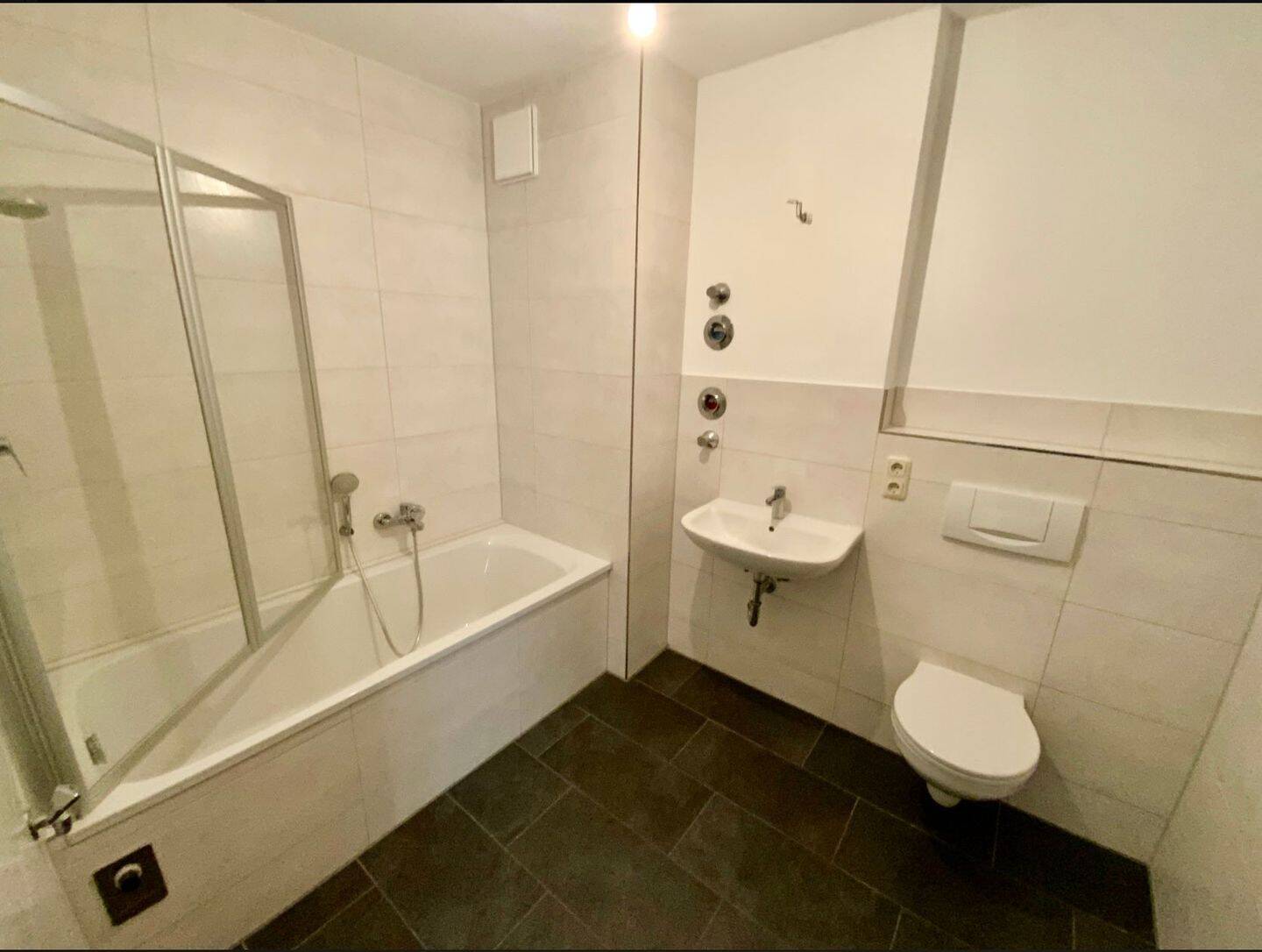 Schöne Wohnung mit modernem Bad und Balkon